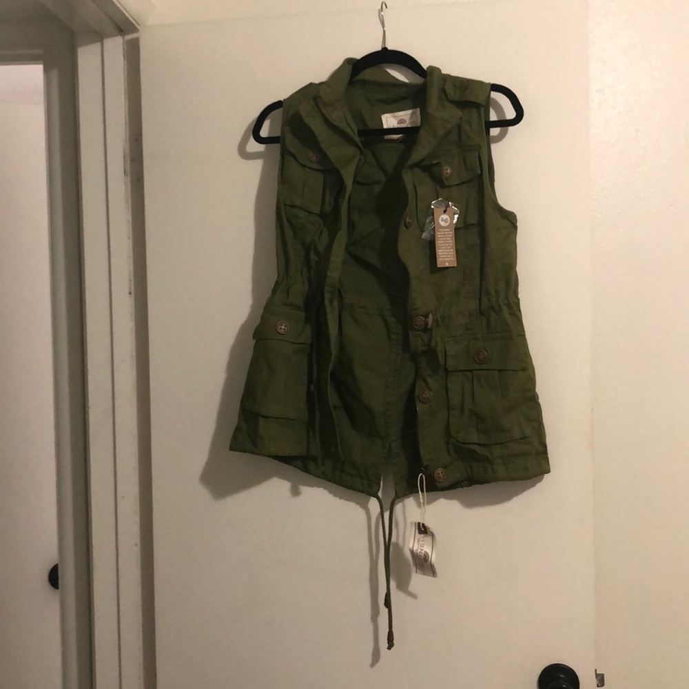 Super cute NWT green vest